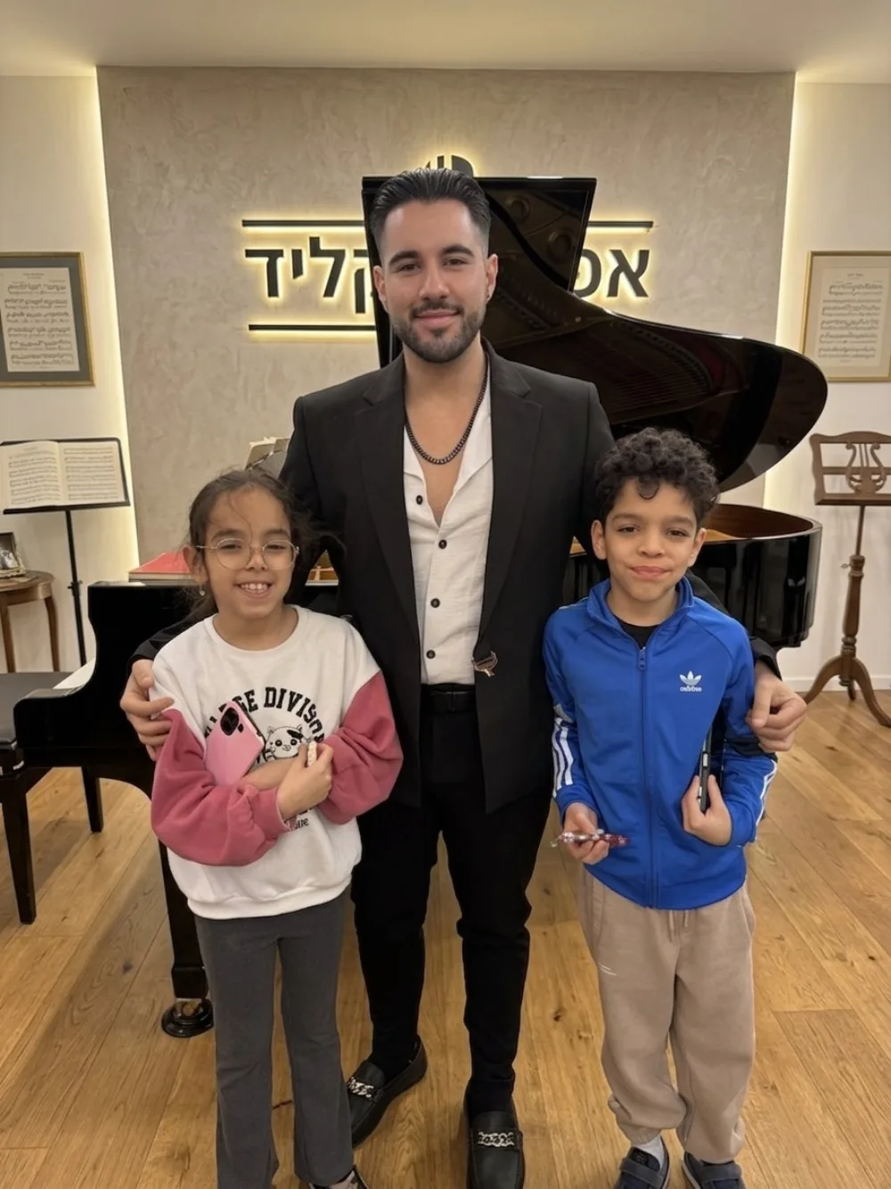 נאור בר ושני תלמידים במרכז אלפא קליד